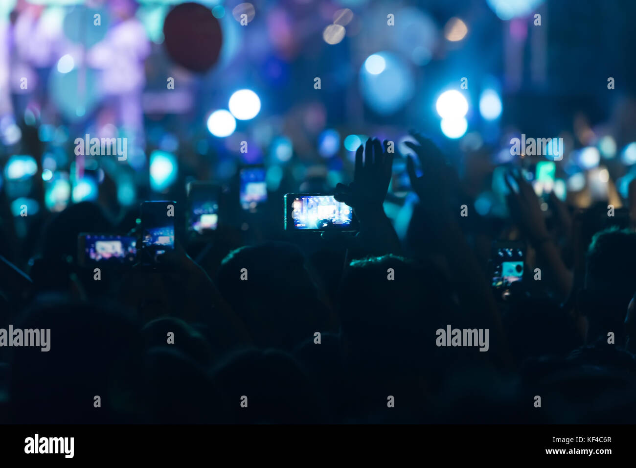 Hand mit einem Smartphone Datensätze live-Musikfestival, nehmen Foto Konzertbühne, live-Konzert, Musikfestival, glückliche Jugend, Luxus-Partei, Landschaft Stockfoto