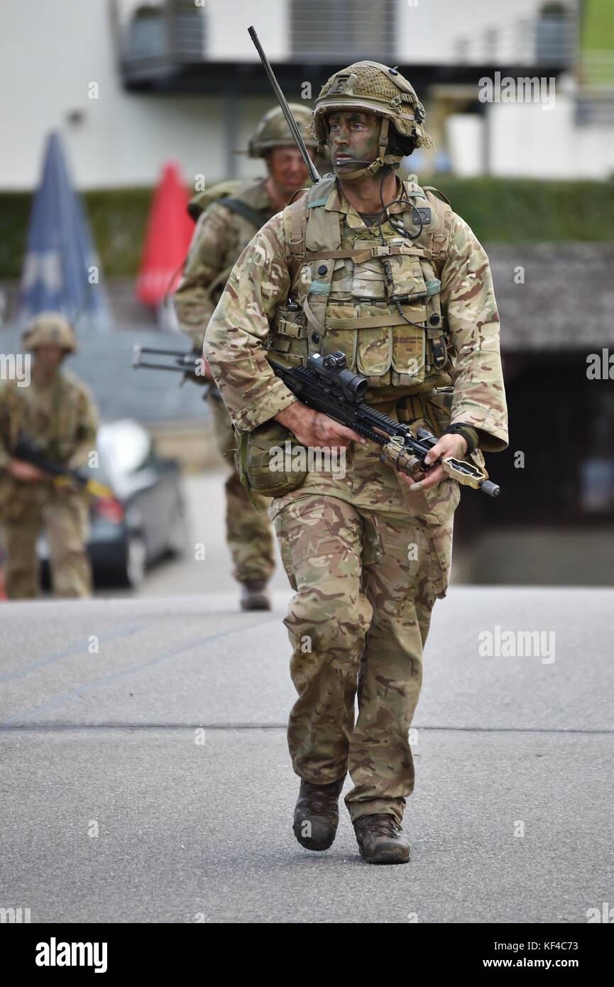 Britische Soldaten Spaziergang durch ein Dorf während der Übung die schnelle Reaktion in der Nähe der Joint multinational Readiness center Oktober 9, 2017 in Hohenfels, Deutschland. Stockfoto