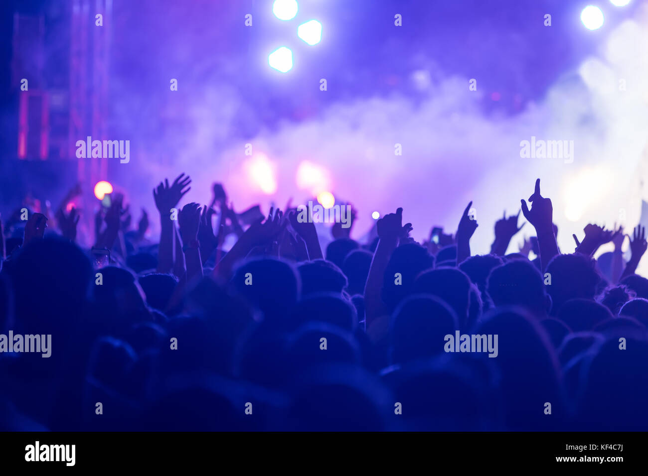 Hand mit einem Smartphone Datensätze live-Musikfestival, nehmen Foto Konzertbühne, live-Konzert, Musikfestival, glückliche Jugend, Luxus-Partei, Landschaft Stockfoto