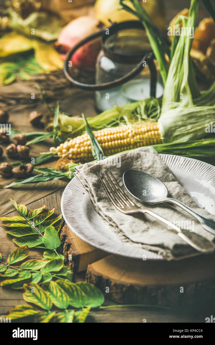 Herbst Tabelle Einstellung für Thanksgiving Day Feier, vertikale Komposition Stockfoto