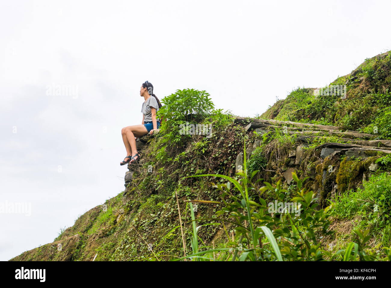 Mädchen auf einem Berggipfel genießen Sie den Blick von oben Stockfoto