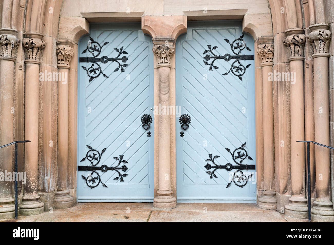Reich verzierte Türen auf Glenmuick Pfarrkirche im Dorf Ballater Aberdeenshire Scotland Stockfoto