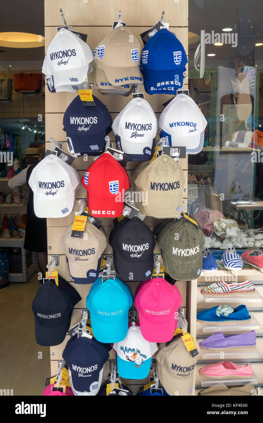 Baseball Caps an einem Souvenirshop, Mykonos Stadt, Mykonos, Kykladen, Ägäis, Griechenland Stockfoto