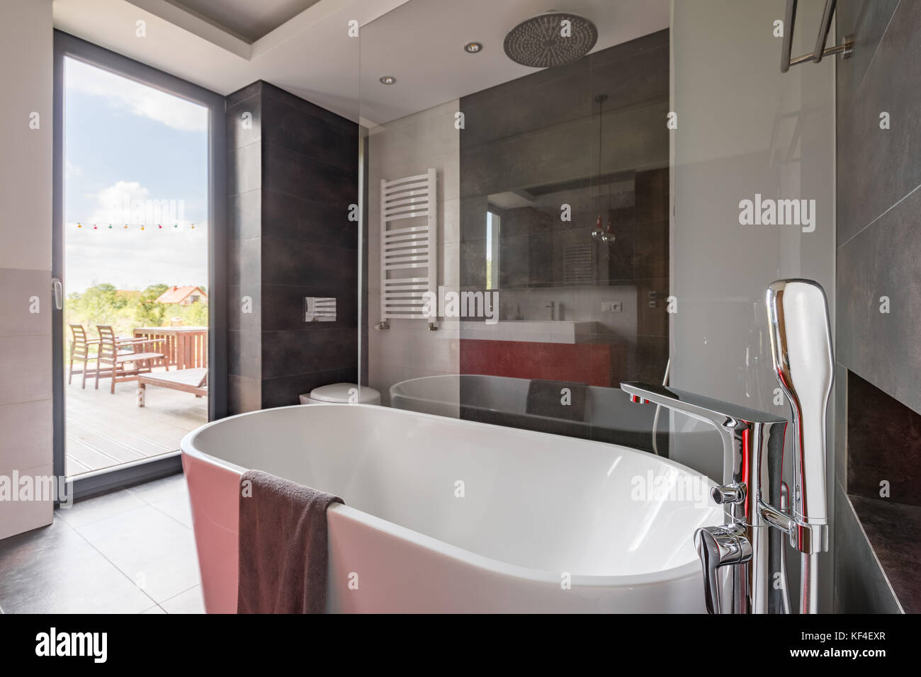 Luxuriöses Badezimmer mit großer Badewanne und Balkon Tür Stockfoto