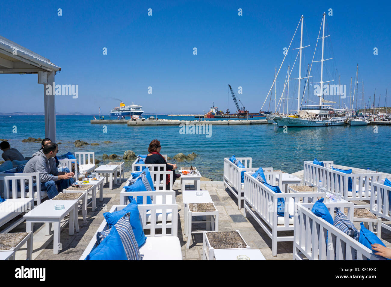 Leute an einem Hafen Coffee Shop, Hafen von Naxos Stadt. Insel Naxos, Kykladen, Ägäis, Griechenland Stockfoto