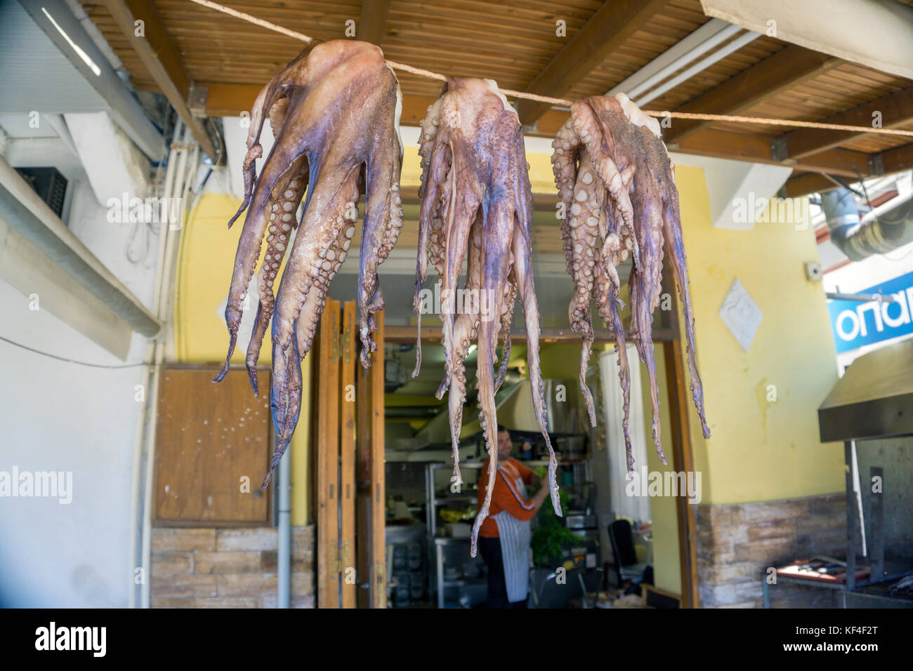 Tintenfische haengen zum Consider eine einer Leine, griechischen Taverne in Naxos-Stadt, Naxos, Kykladen, Aegaeis, Griechenland, Mittelmeer, Europa | Jan Stockfoto