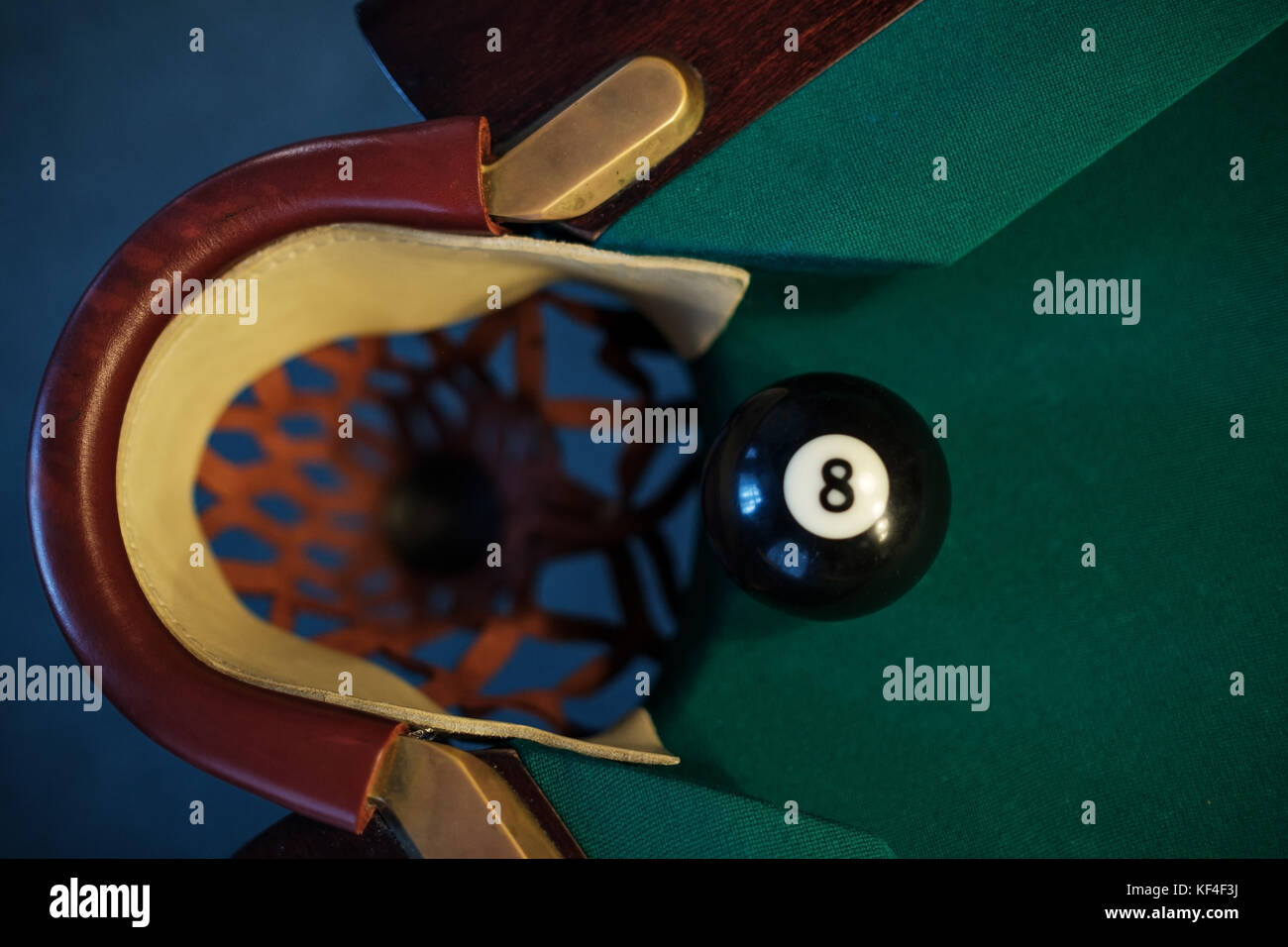 Billard Kugel in einem Pool Tisch in der Nähe der Tasche. Konzentrieren Sie sich auf die acht Kugel Stockfoto