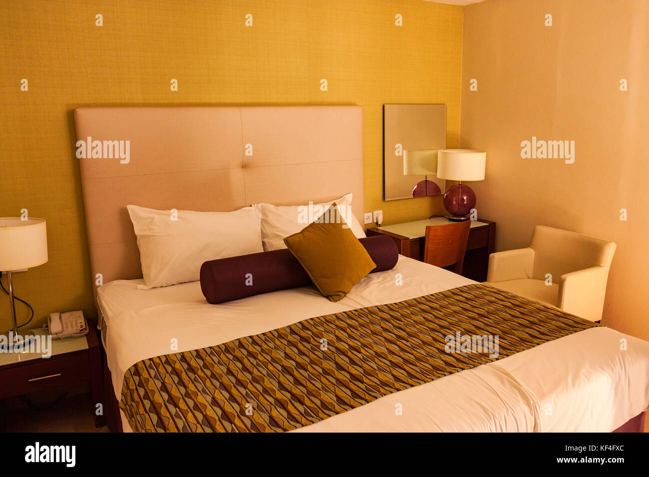 Doppelbetten in einem Hotelzimmer in der Nähe von Stockfoto