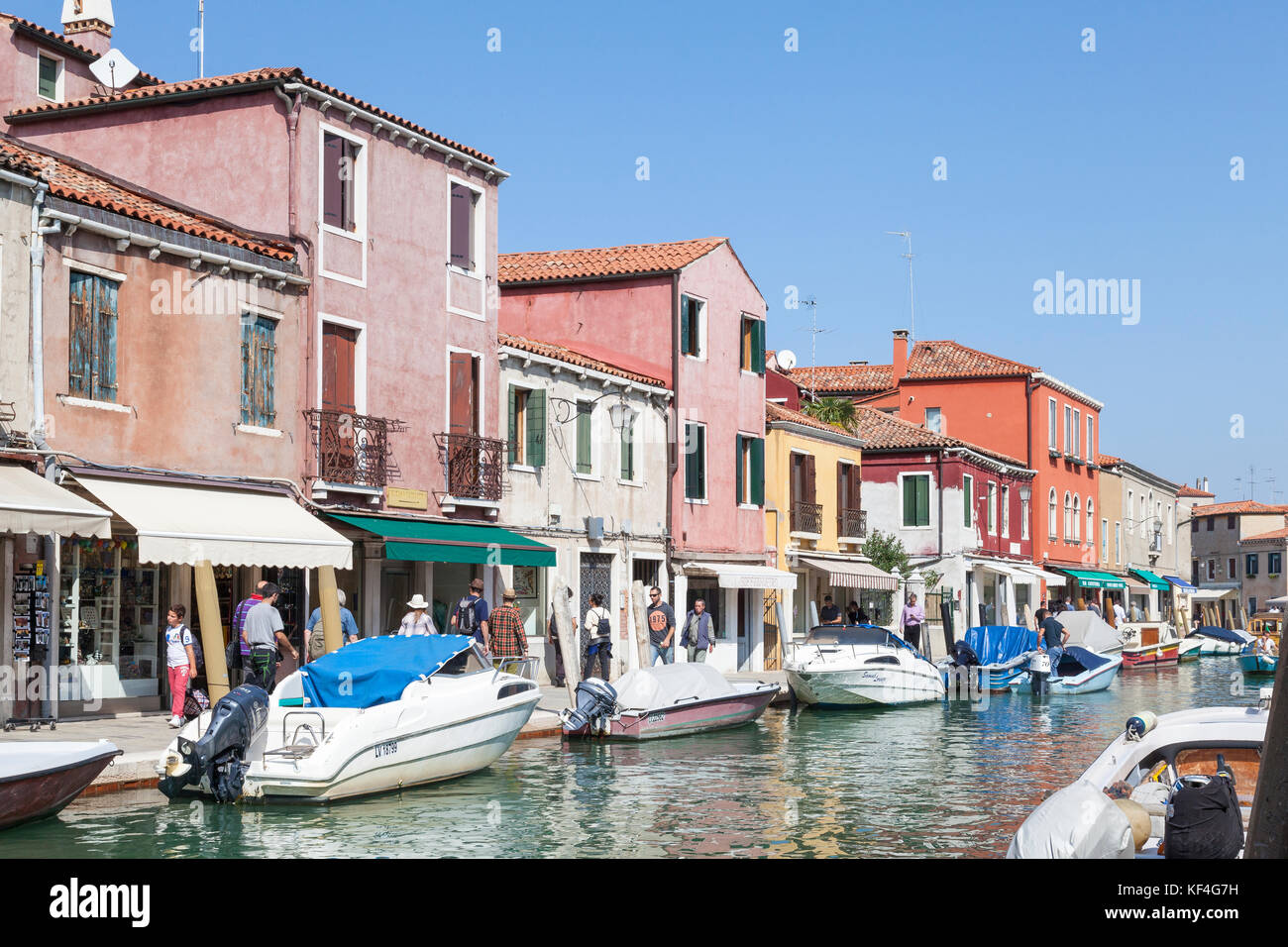 Farbenfrohe Gebäude mit Geschäften und angelegten Boote entlang des Rio dei Vetrai Insel Murano, Venedig, Venetien, Italien Stockfoto