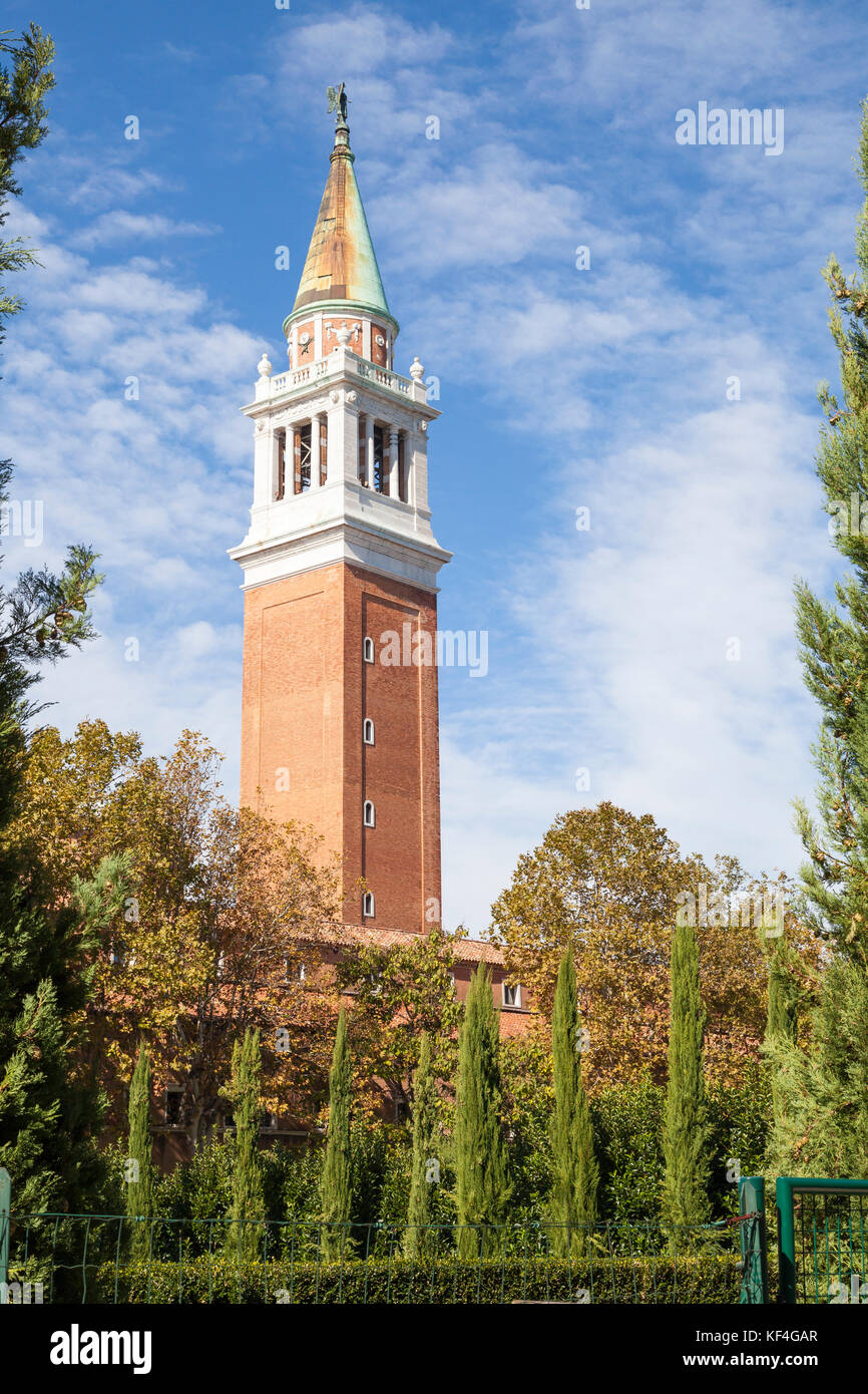 Das Campanile auf die Insel San Giorgio Maggiore, Venedig, Venetien, Italien gesehen von der Cypress garden Stockfoto