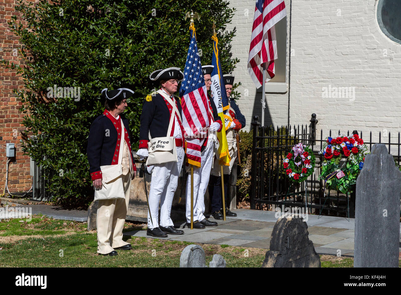 Alexandria, Virginia. Unbekannter Soldat des revolutionären Krieges. Präsidenten Day Zeremonie, 2017. Ehrengarde steht am Grab. Für die redaktionelle Nutzung Stockfoto