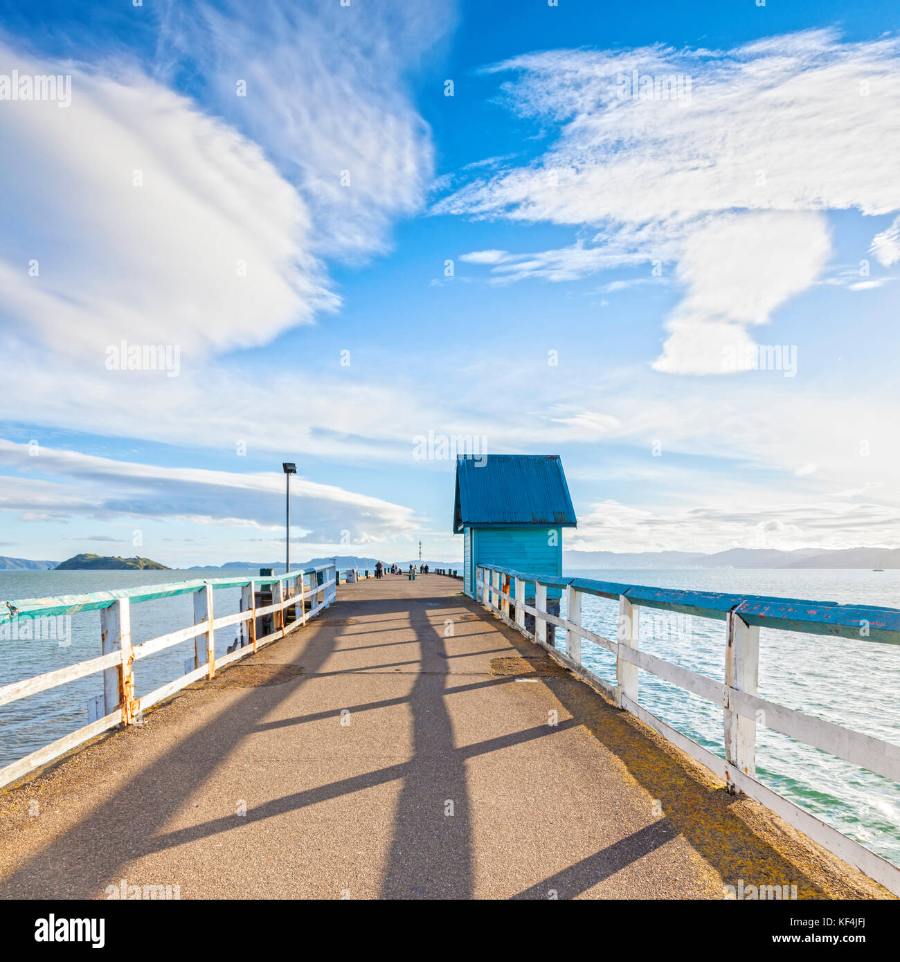 Alter Steg bei Petone, Wellington, Neuseeland unter einem dramatischen sonnigen Himmel. Stockfoto