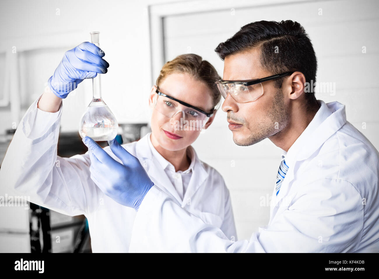 Konzentrierten sich die Wissenschaftler am Becher im Labor Stockfoto