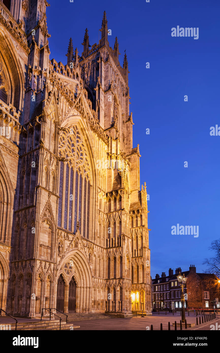 York Minster, den Westen vorne leuchtet in der Dämmerung. Stockfoto