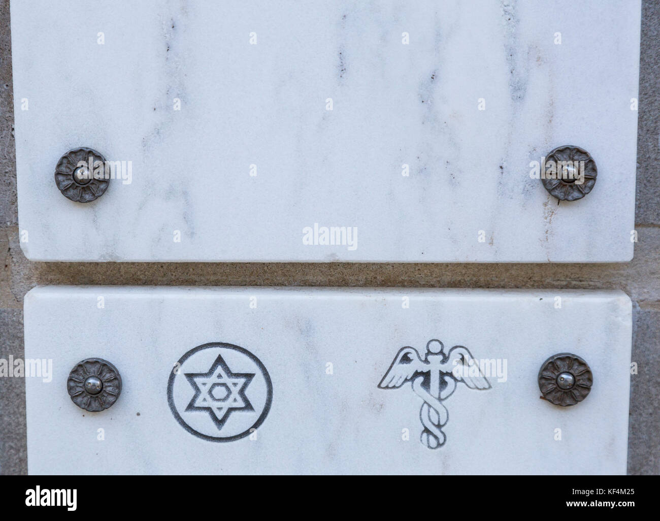 Arlington National Cemetery, Arlington, Virginia, USA. Columbarium Nische Marker anzeigen David Stern religiöses Symbol und ein Caduceus symbolisieren. Stockfoto