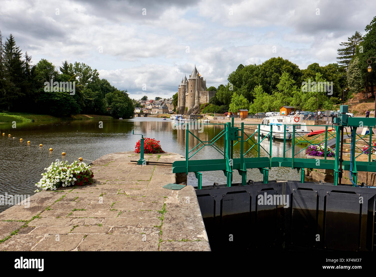 Die Schleuse der mittelalterlichen Festung Stadt Josselin im Tal stürzen auf dem Canal Nantes Brest im Morbihan Bretagne Frankreich. Stockfoto