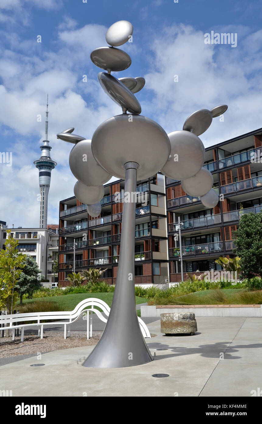 "Zytoplasma", eine kinetische Skulptur von Wind Phil Preis in Aucklands Viaduct Hafen Waitemata Plaza, mit dem Auckland skyline hinter sich. Stockfoto