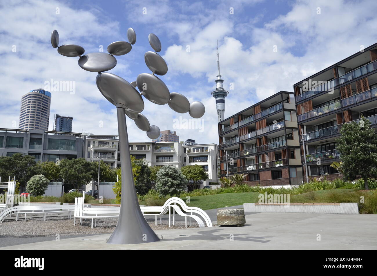 "Zytoplasma", eine kinetische Skulptur von Wind Phil Preis in Aucklands Viaduct Hafen Waitemata Plaza, mit dem Auckland skyline hinter sich. Stockfoto