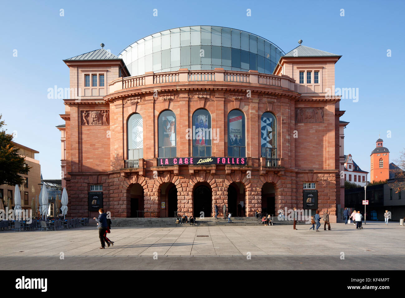 Staatstheater Mainz, rheinland-pfalz, grosses Haus und gutenbergplatz, rechts die katholische Pfarrkirche St. Quintin Stockfoto