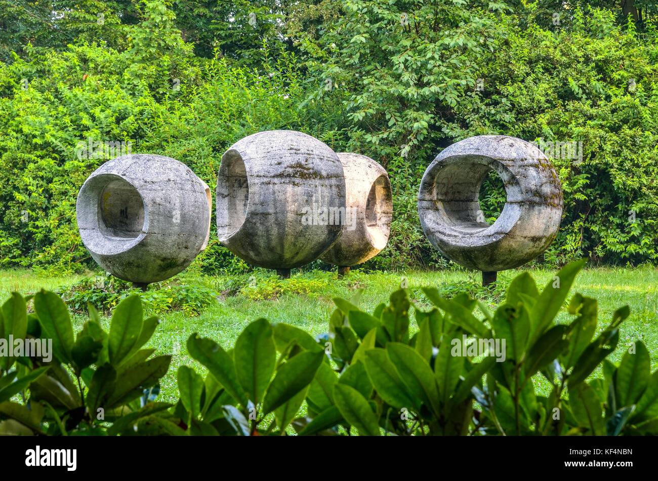 Runde Betongebäude in den Park. kugelförmige Skulptur im Schlosspark in Pszczyna, Polen. Stockfoto