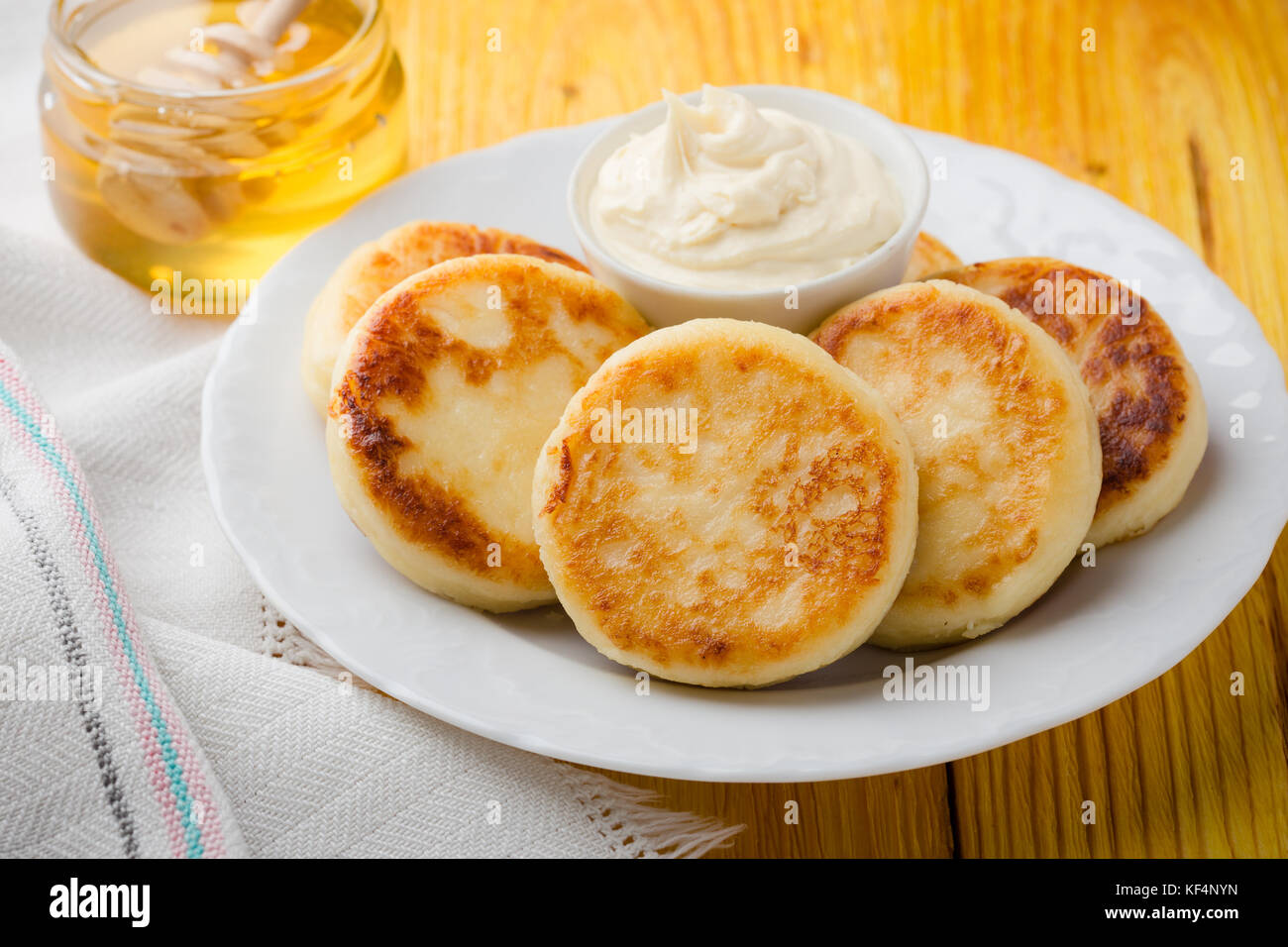 Quark Pfannkuchen, hausgemachte, traditionelle ukrainische und ... Quark Pfannkuchen, hausgemachte, traditionelle ukrainische und ...