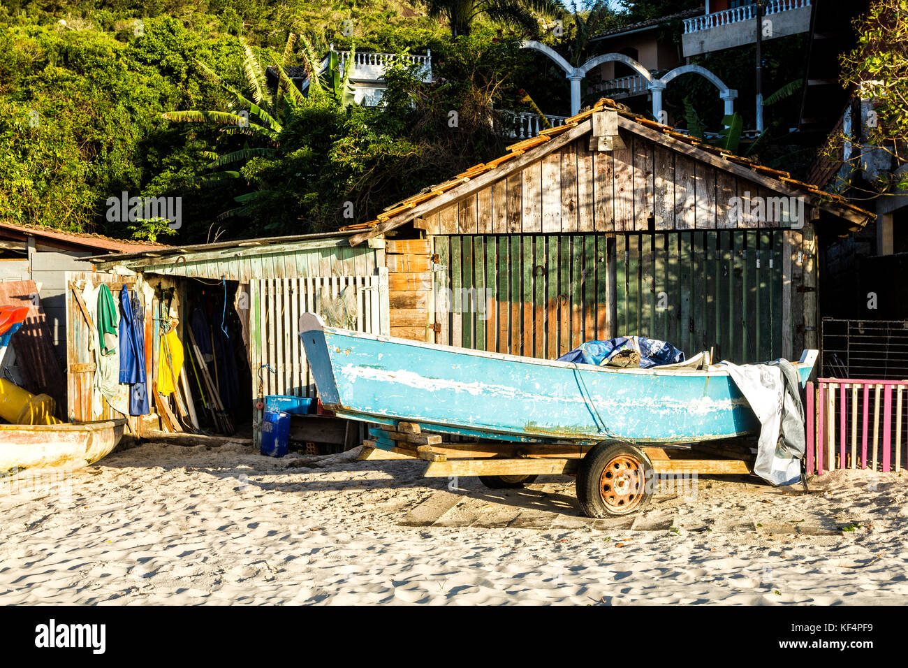 Boot auf dem Sand vor einem Bootshaus in Daniela Beach. Florianopolis, Santa Catarina, Brasilien. Stockfoto