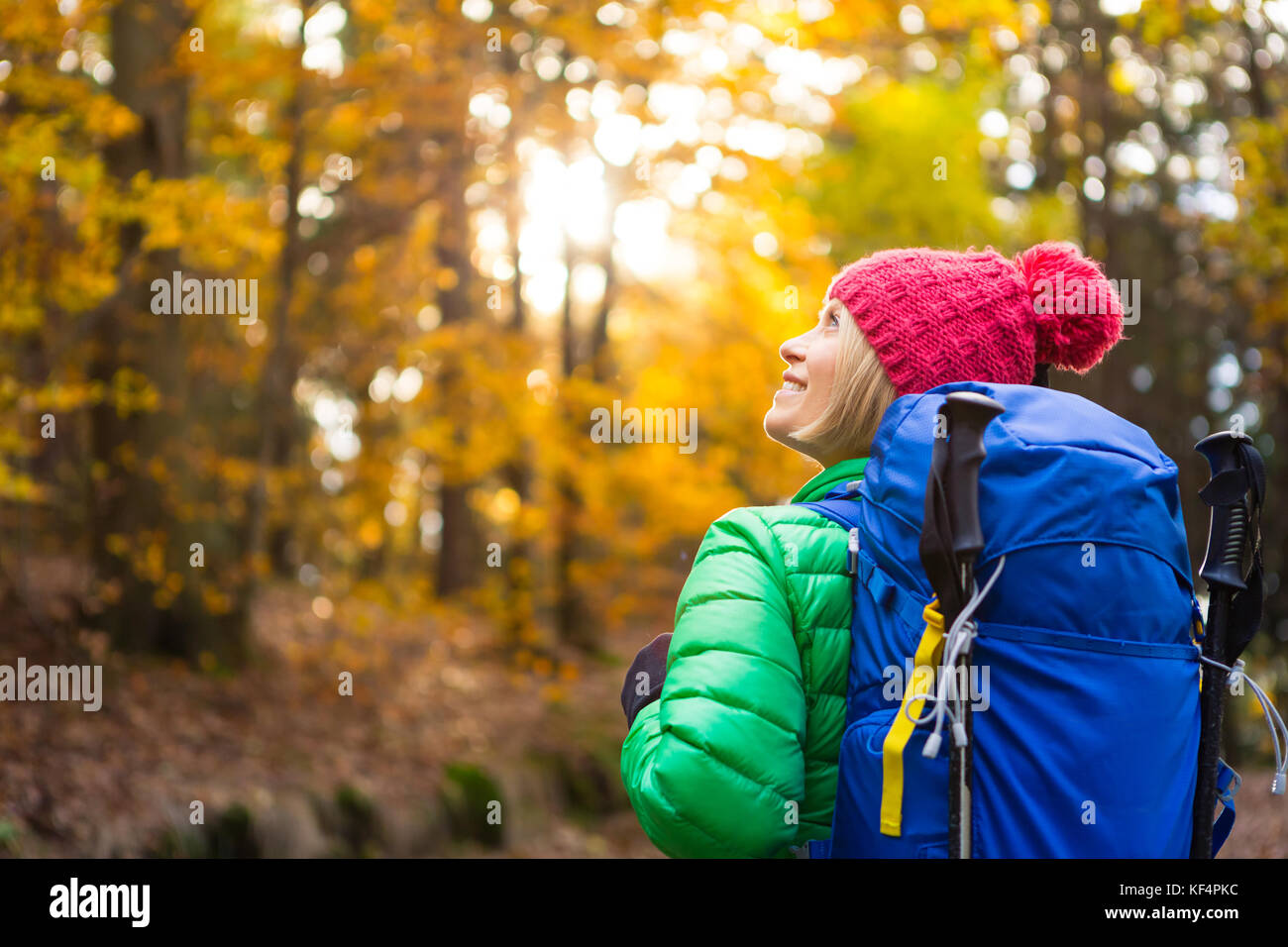 Wandern Frau mit Rucksack auf der Suche nach inspirierenden Herbst Goldenen Wald. Fitness Reisen und gesunden Lebensstil im Freien im Herbst Jahreszeit Natur. Weiblich Stockfoto