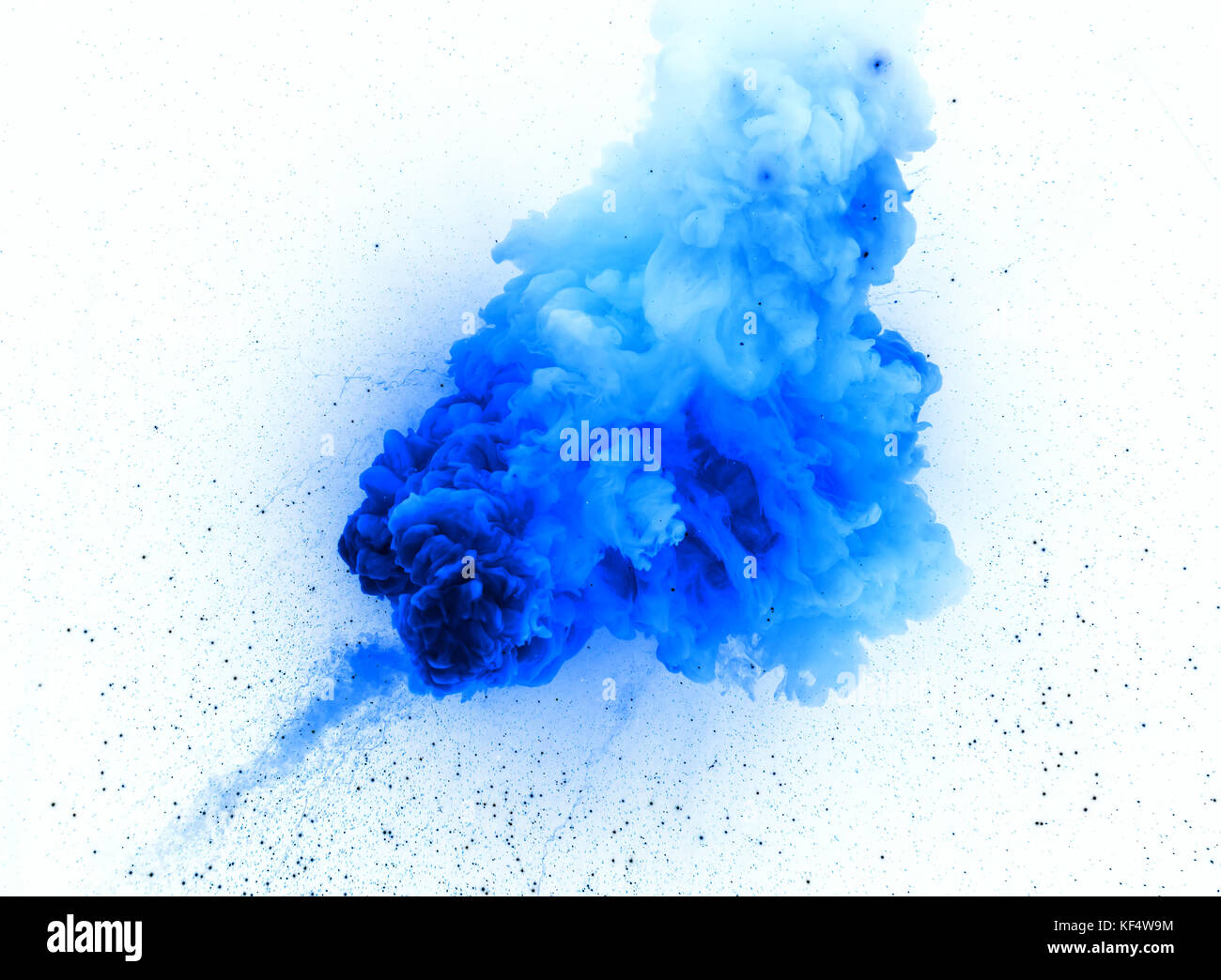 Blaue Explosion auf weißem Hintergrund. Giftige Gase Detonation. Stockfoto