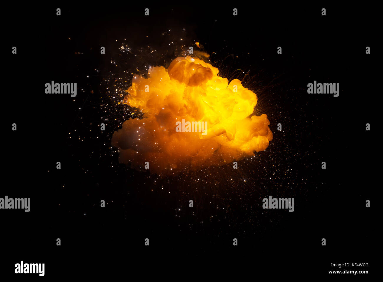 Realistische feurigen Explosion mit Funken über einen schwarzen Hintergrund. fireball Detonation Stockfoto