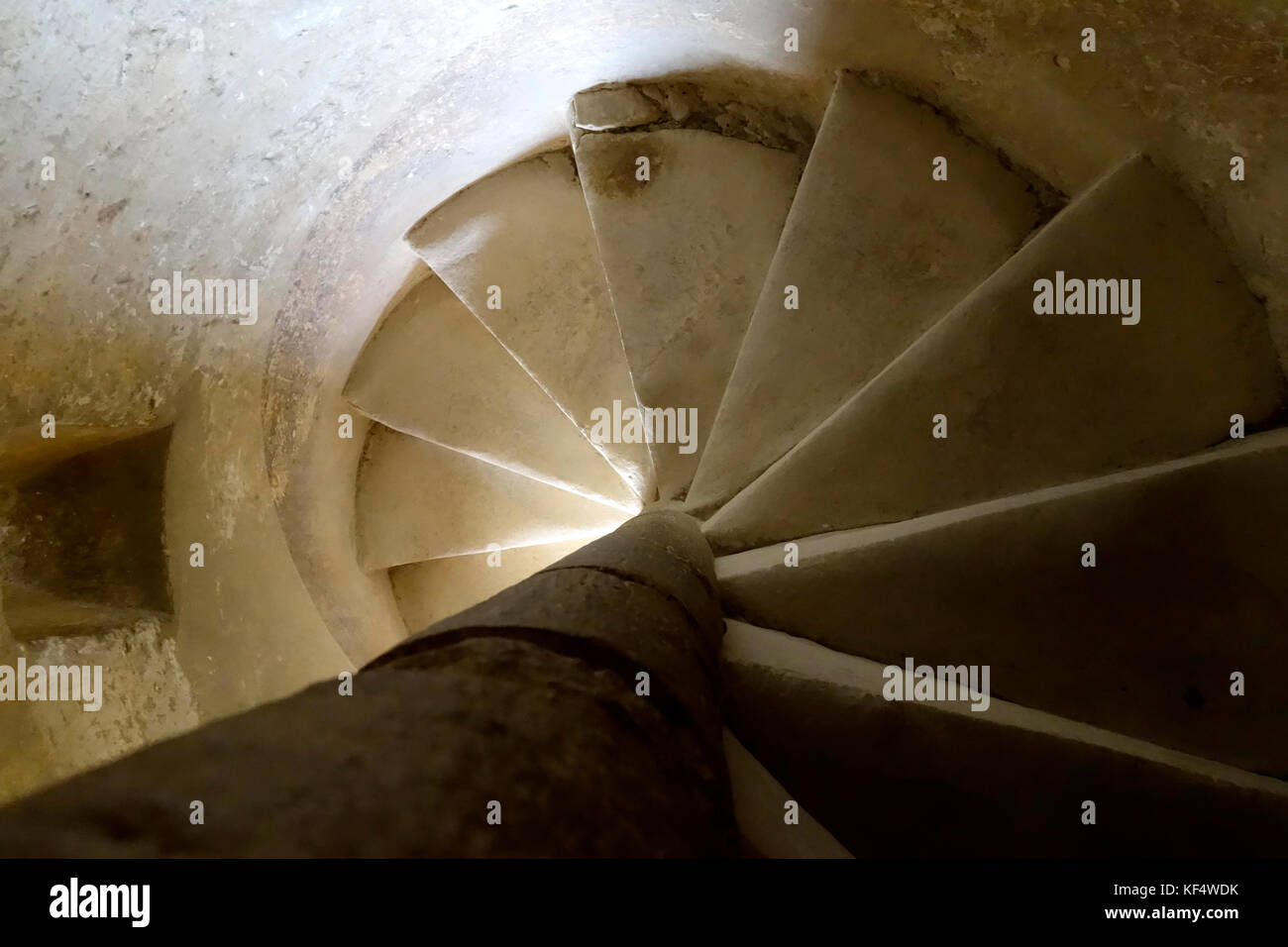 Steinerne Wendeltreppe. Kirche Sv. Rok, Šmarje pri Jelšah, Slowenien. Stockfoto