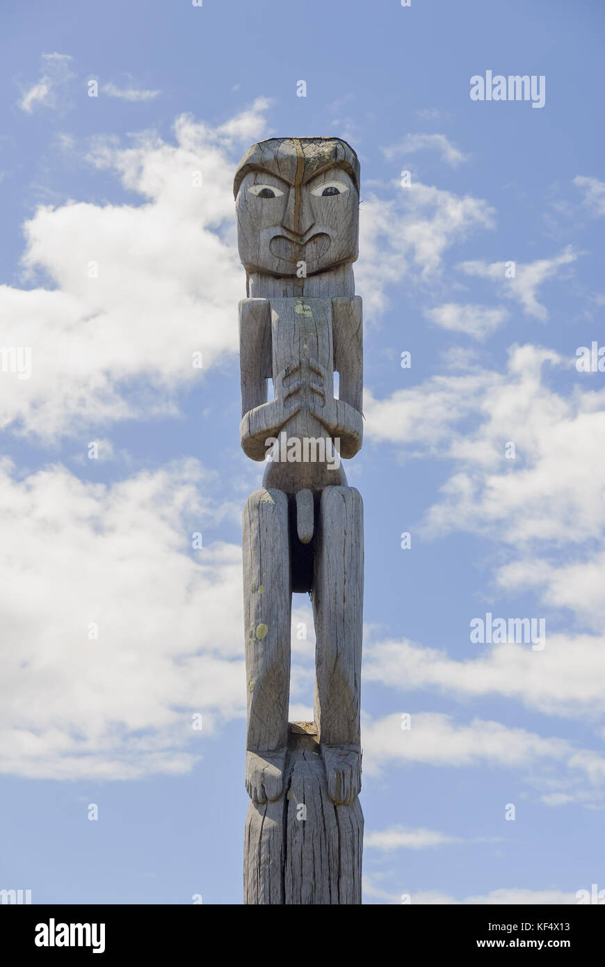 Maori traditionellen geschnitzten Poe oder Erziehungsberechtigten außerhalb einer marae in Neuseeland Stockfoto