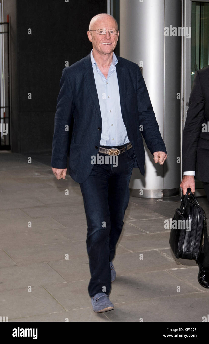 Phones 4u-Gründer John Caudwell verlässt den High Court in London, wo er in einen Geldkampf mit der französischen Finanzexpertin Nathalie Dauriac verwickelt ist. Stockfoto