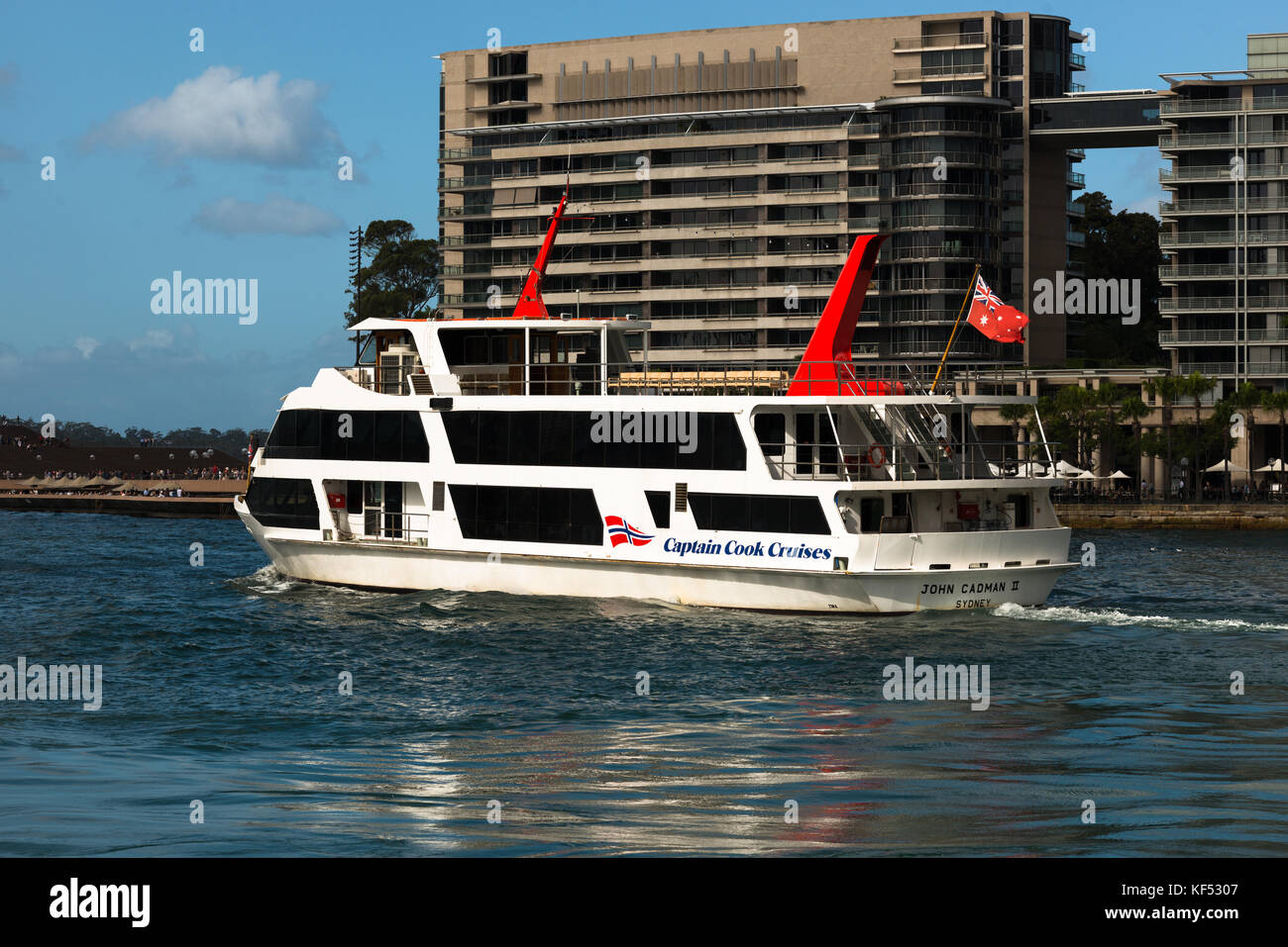 Captain Cook Cruises mit Benelong Apartments an der Rückseite. Hafen von Sydney, New South Wales, Australien. Stockfoto
