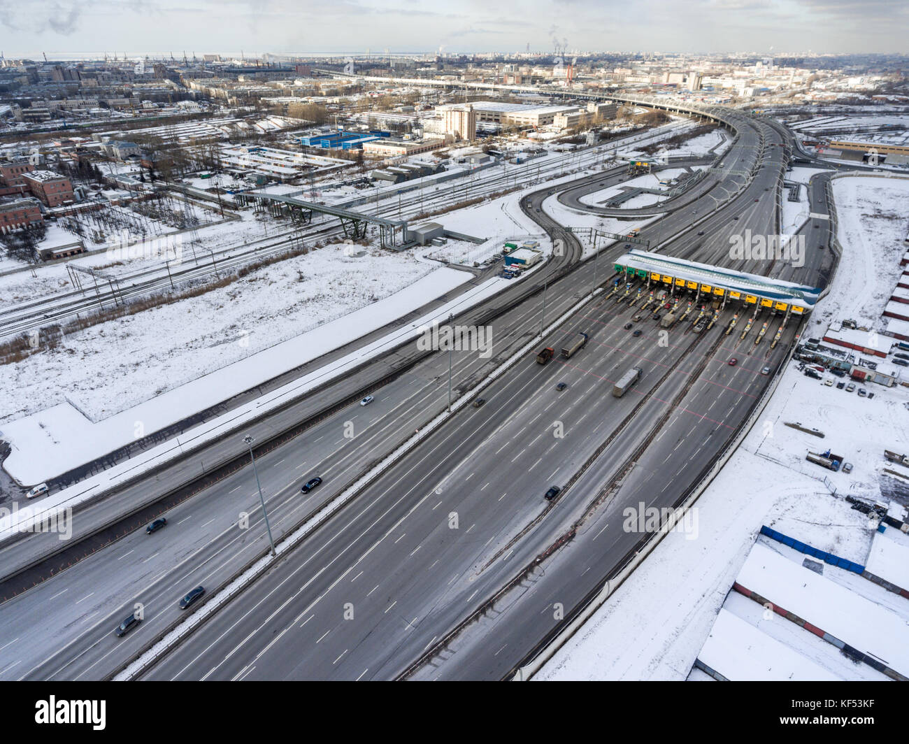 Stände, Gebühren zu erheben, sind in Western High-Speed Diameter (WHSD). Die Kubinskaya Straße. St. Petersburg, Russland. Luftaufnahme von drohne Stockfoto