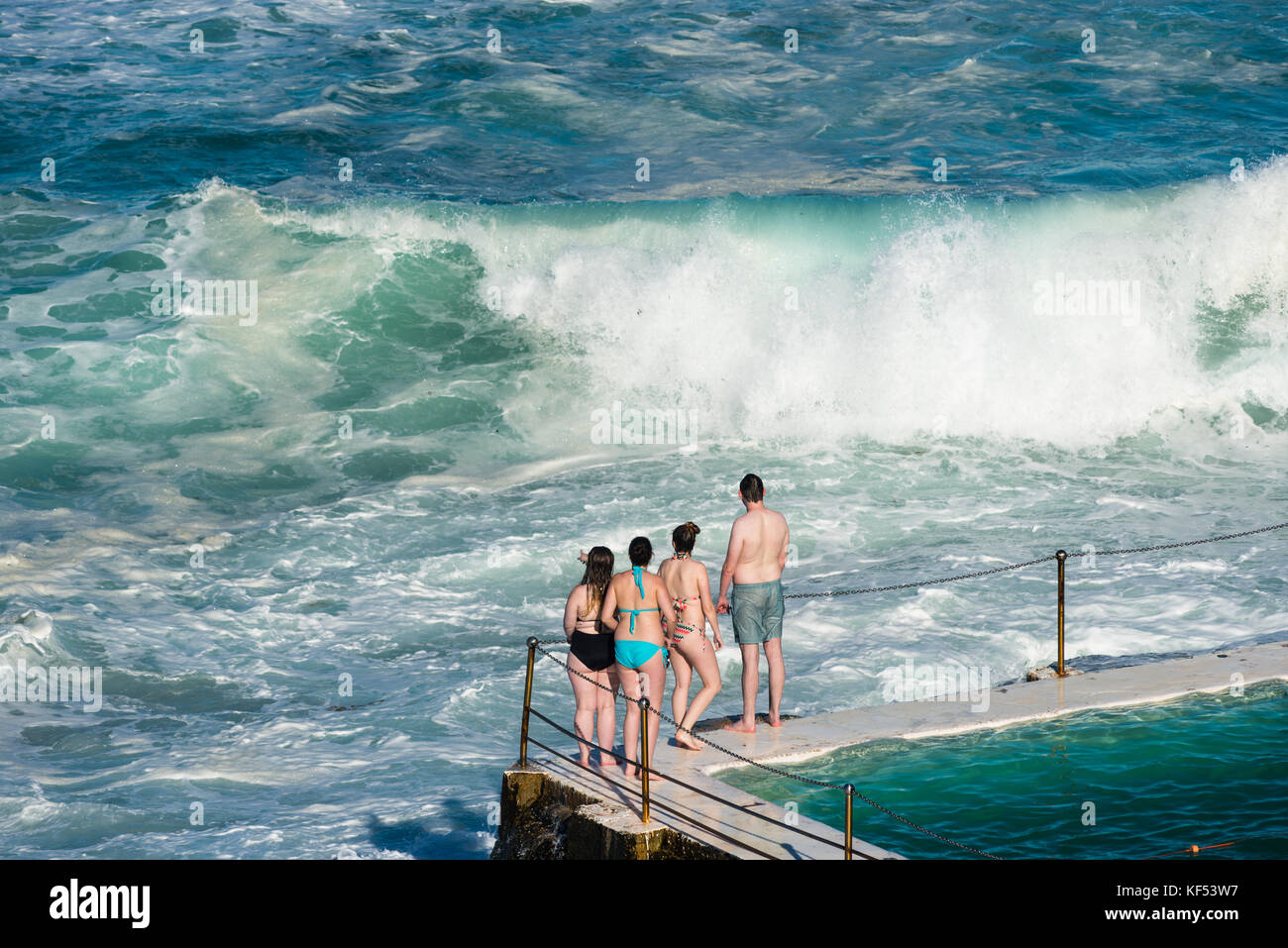 Große Wellen in der Nähe des Eisbergs club Swimmingpool in der Nähe von Bondi Beach, Sydney, Australien. Stockfoto