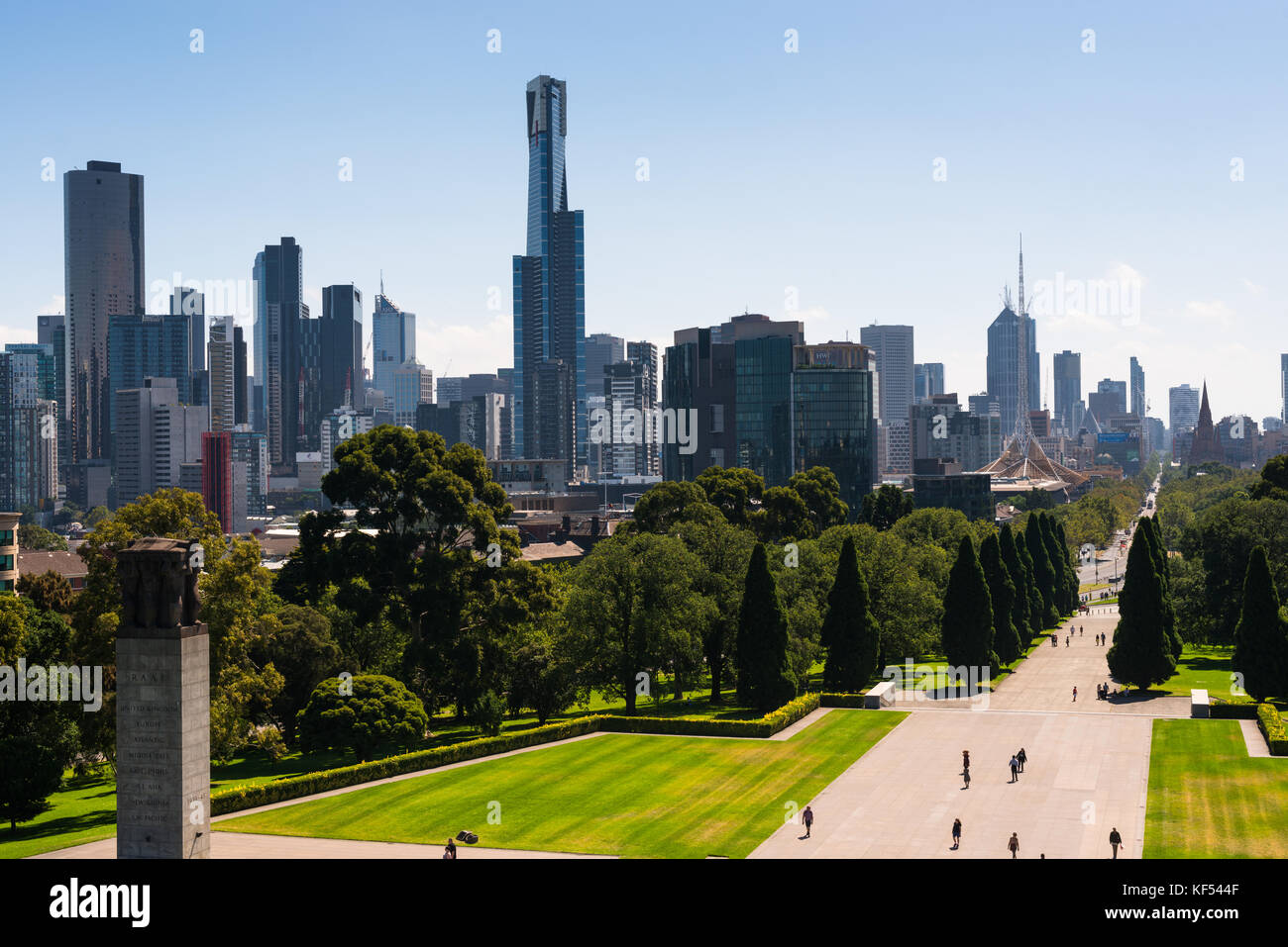 Blick auf die Skyline der Stadt vom Schrein der Erinnerung Melbourne, Victoria, Australien. Stockfoto