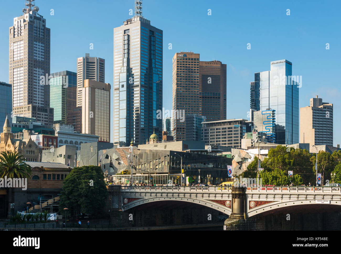 Skyline von Melbourne mit Prince's Brücke über den Fluss Yarra. Victoria, Australien. Stockfoto