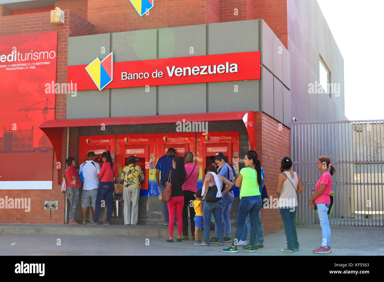 Venezuela. Geld Probleme. Menschen, die sich in Bank warten. Banco de Venezuela Stockfoto