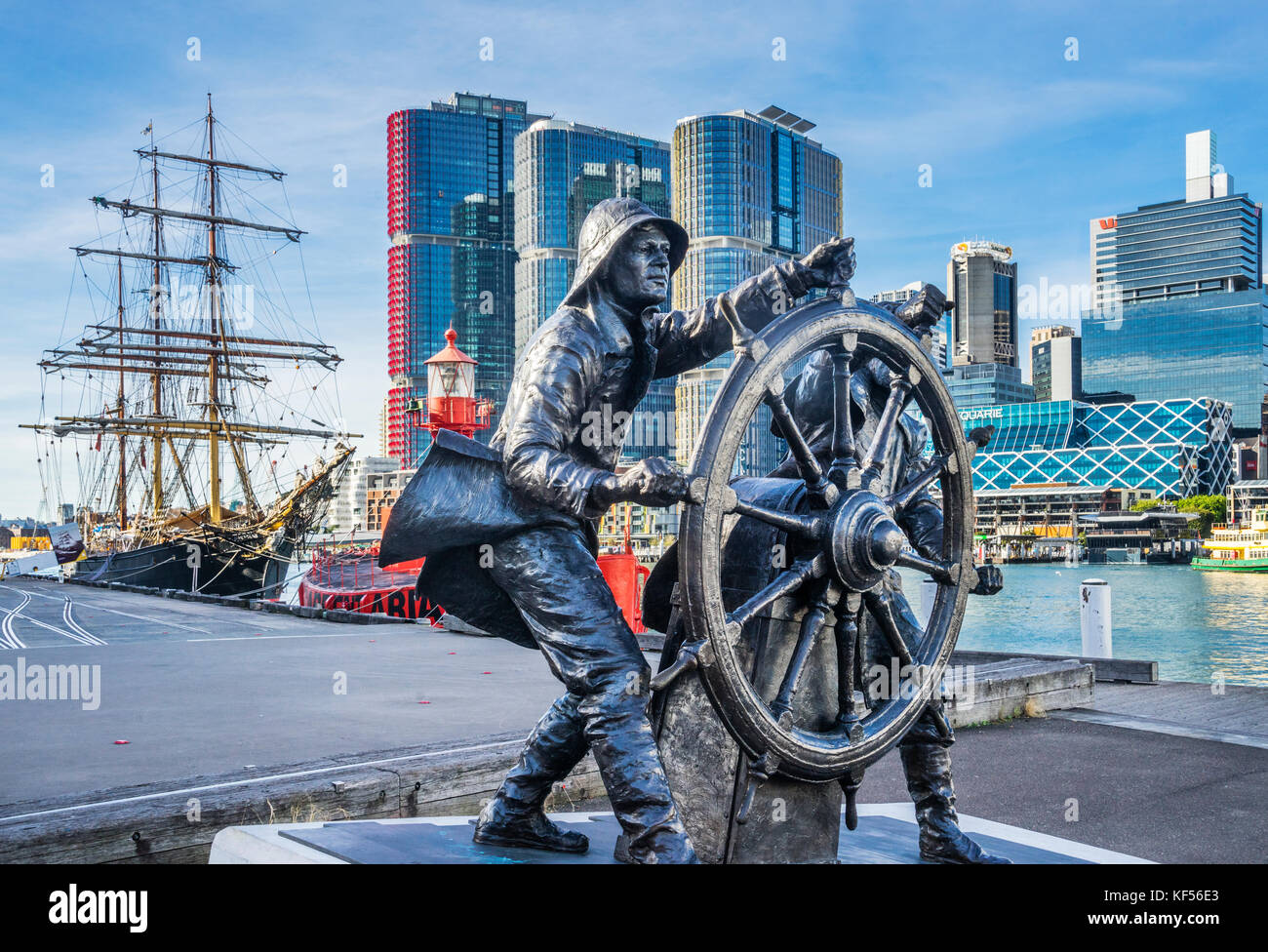 Australien, New South Wales, Sydney, Darling Harbour, Bronze Skulptur windjammer Segler am Wharf 7 Maritime Heritage Centre zu feiern. Stockfoto