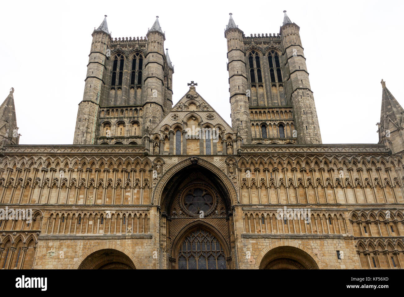 Englands East Midlands Lincolnshire, mittelalterliche Lincoln Kathedrale und gotische Außenansicht, religiöse Praxis, Stadt Lincoln, historische Stätte, Anbetung Stockfoto
