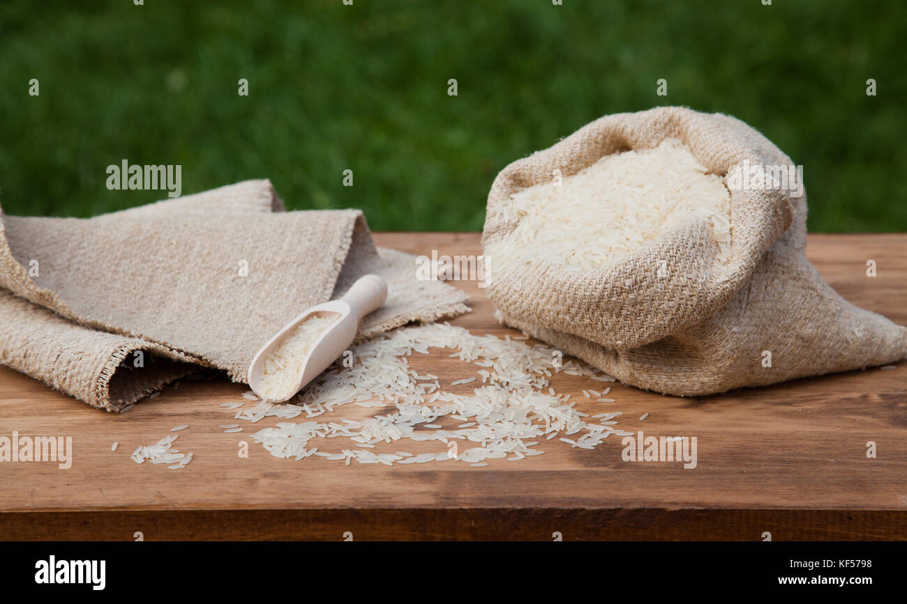 Schüssel Reis auf hölzernen Tisch Stockfoto