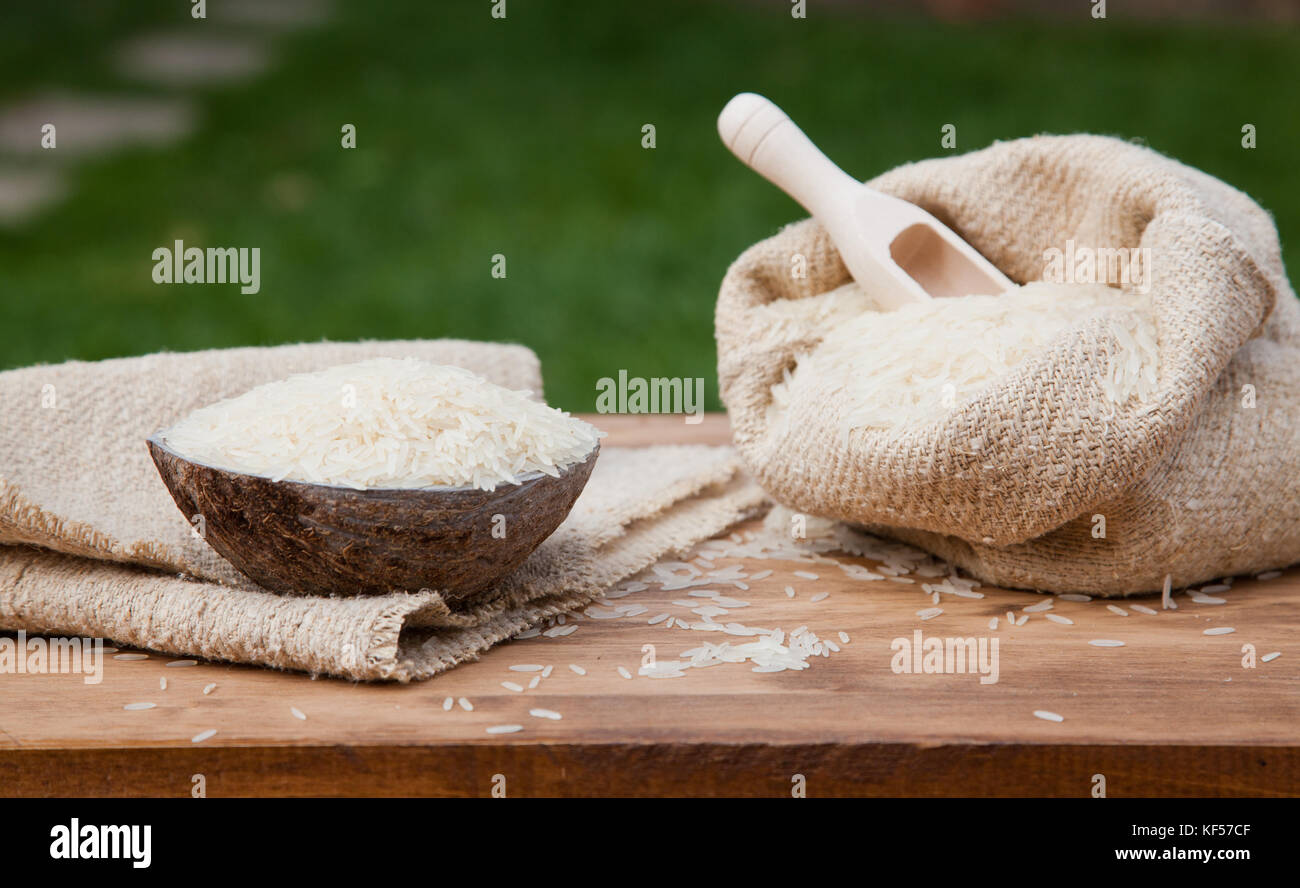 Schüssel Reis auf hölzernen Tisch Stockfoto