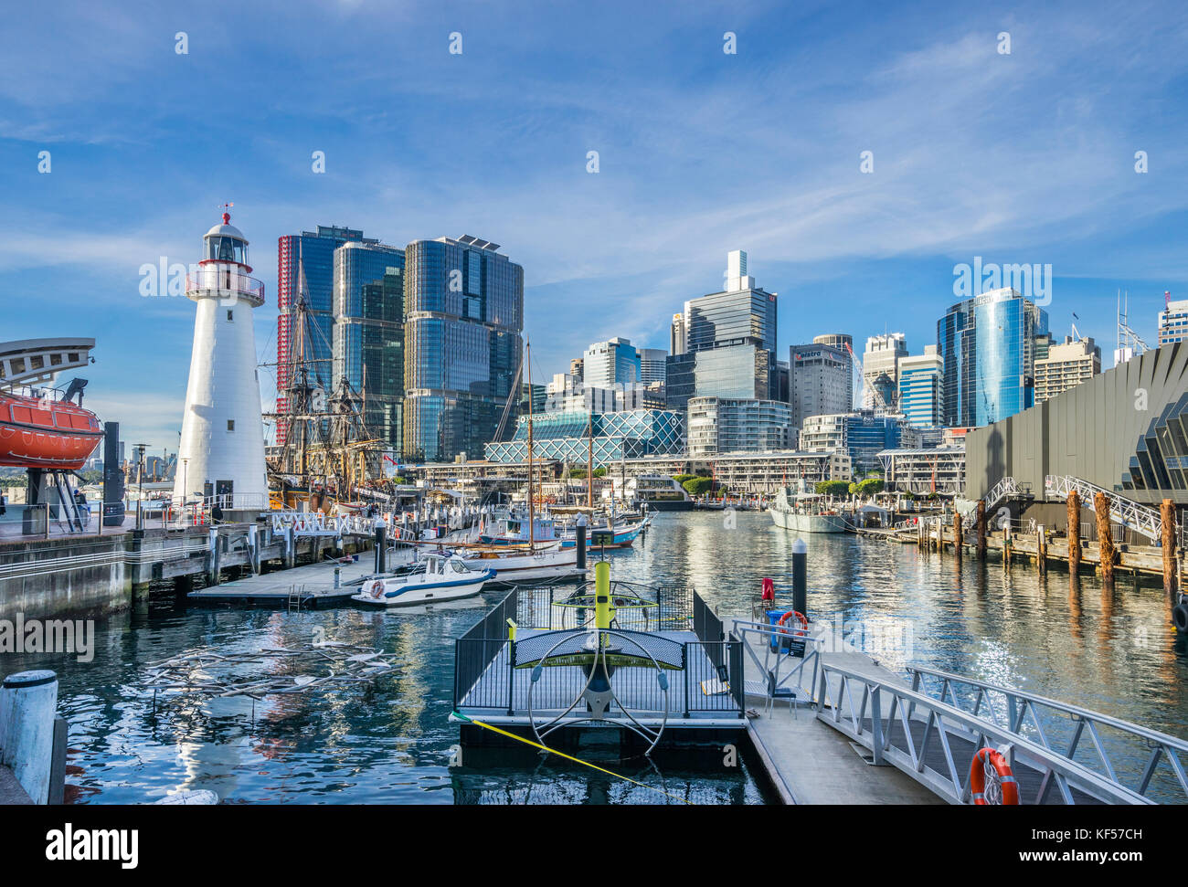 Australien, New South Wales, Sydney, Darling Harbour, Blick von der Maritime Museum Waterfront mit Cape Bowling Green Lighthouse in Richtung der CBD skyli Stockfoto