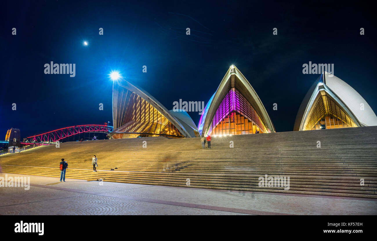 Australien, New South Wales, Sydney Opera House, mit Blick auf den Vorplatz Treppen bei Vivid LIGHT 2017 Stockfoto