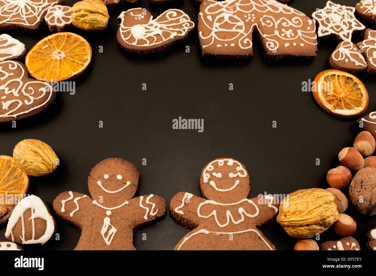 Gingerbread cookies mit Kopie Raum auf schwarzem Hintergrund. Stockfoto