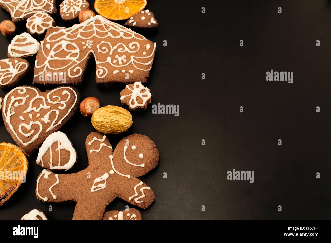 Gingerbread cookies mit Kopie Raum auf schwarzem Hintergrund. Stockfoto