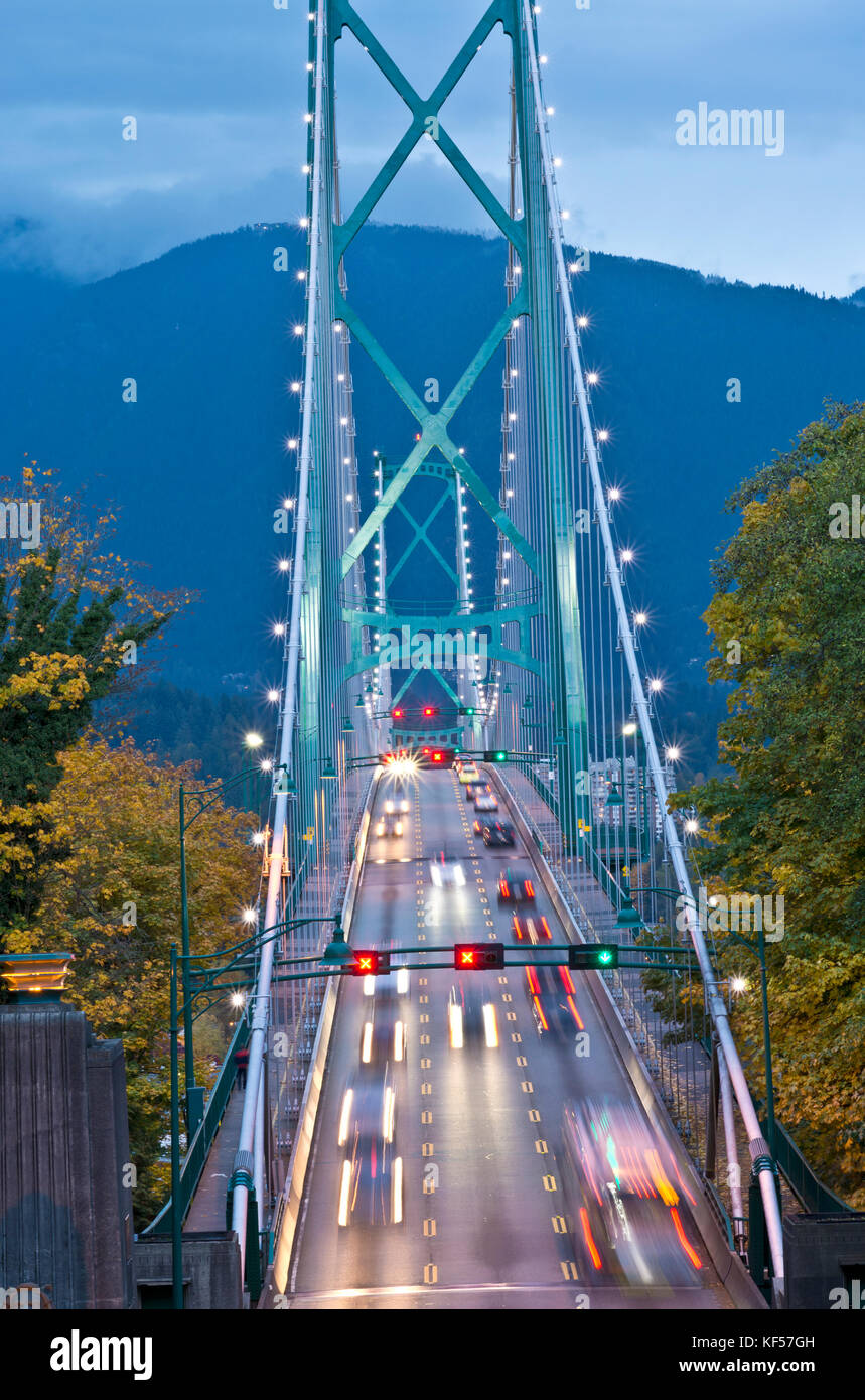 Wochenende Verkehr Kreuzung der Lion's Gate Bridge in Vancouver, BC, Kanada, in der Dämmerung. Verlassen der Stanley Park, das nach North Shore. Stockfoto