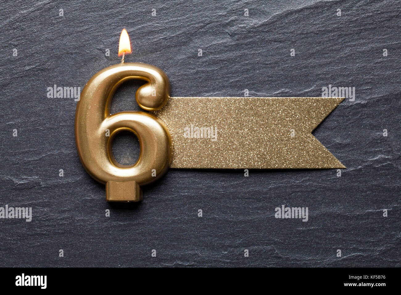 Gold Nummer 6 Feier Kerze mit Glitzer label Stockfoto