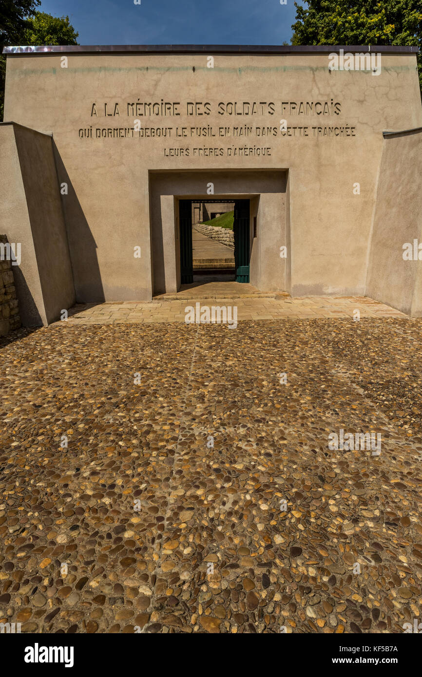 Das Beinhaus von Douaumont, National Friedhof und die Gedenkstätte, einschließlich Graben du Bajonett, Frankreich. Stockfoto