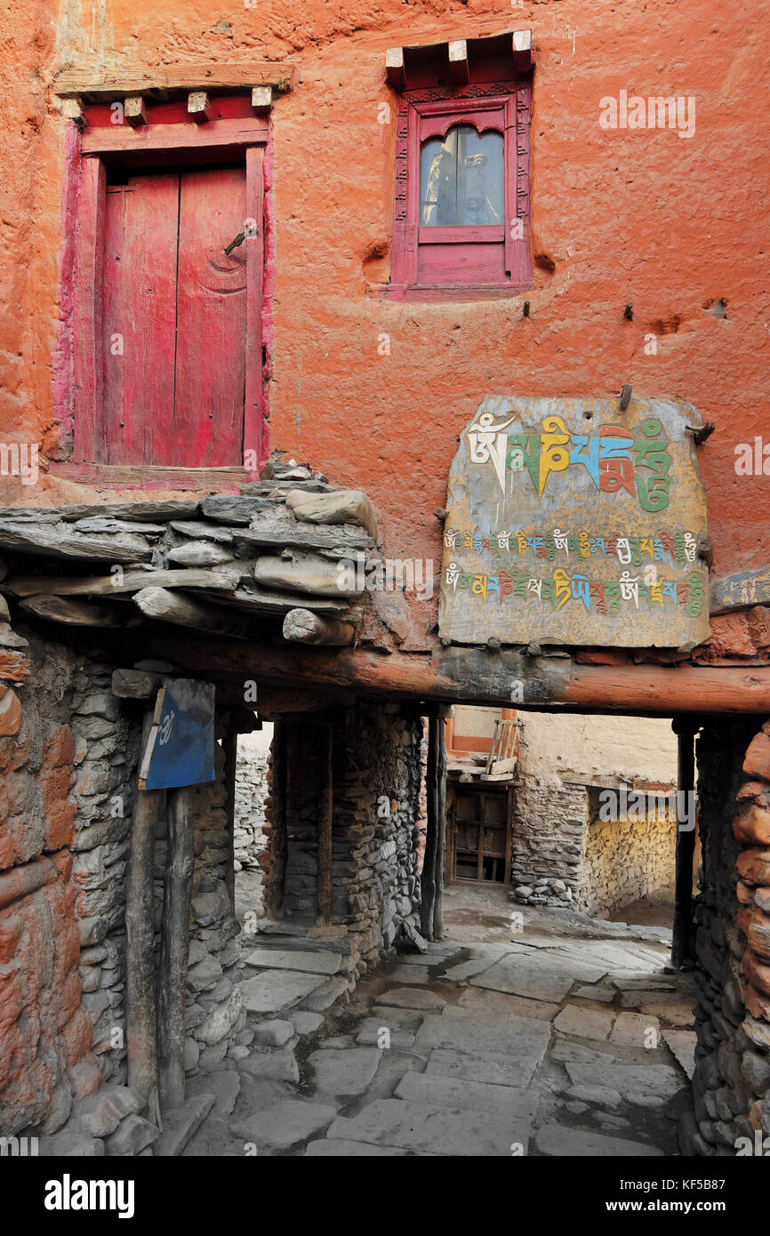 Eine Straße in einem alten Berg nepalesischen buddhistischen Dorf Stockfoto